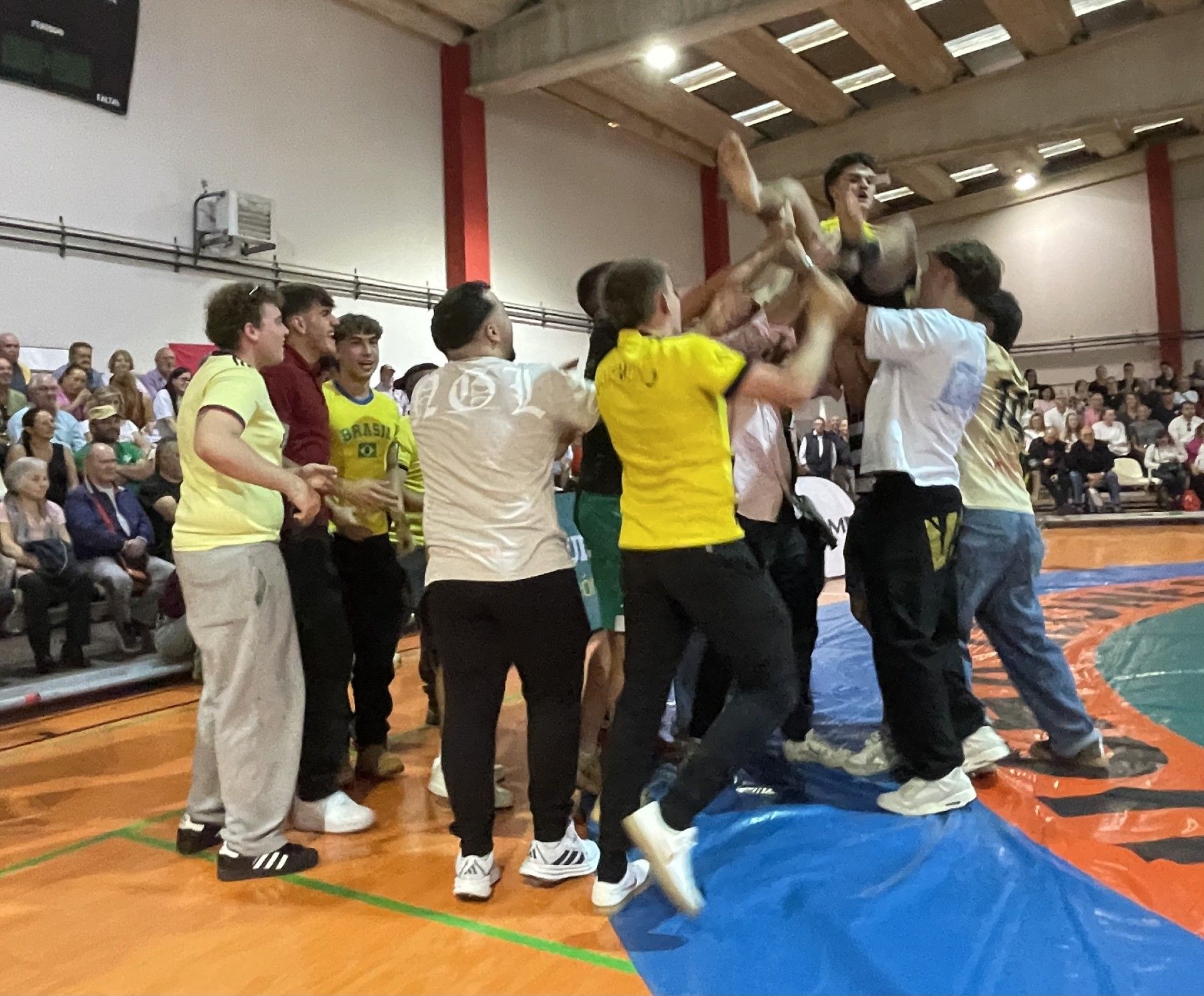 Los amigos y seguidores de Sergio 'La Saeta' mantearon al luchador de Grandoso después de ganar la Liga / FERNANDO OTERO 
