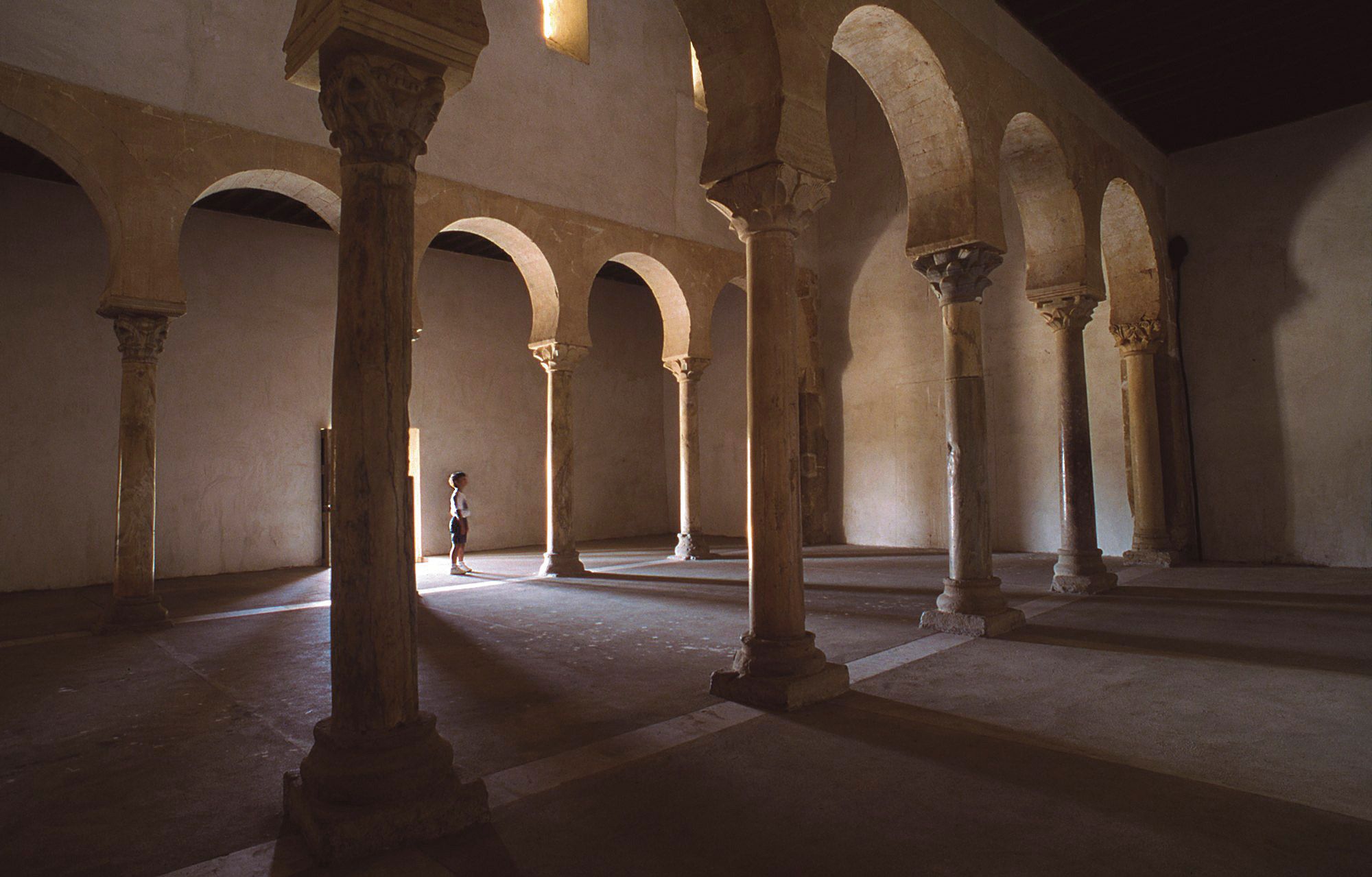Interior de San Miguel de Escalada, una de las joyas del patrimonio del prerrománico leonés más referenciadas y fotografiadas en el libro. | PURI LOZANO