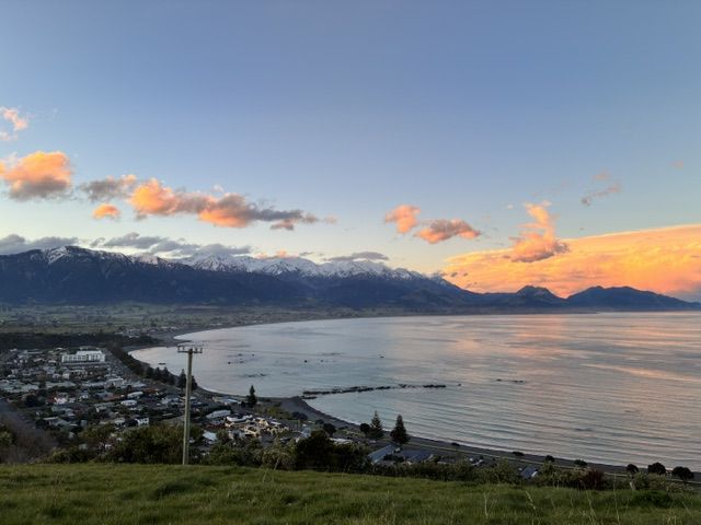 Vista panorámica de Kaikoura, entre cordilleras nevadas y el océano Pacífico. | L.N.C. Vista panorámica de Kaikoura, entre cordilleras nevadas y el océano Pacífico. | L.N.C.
