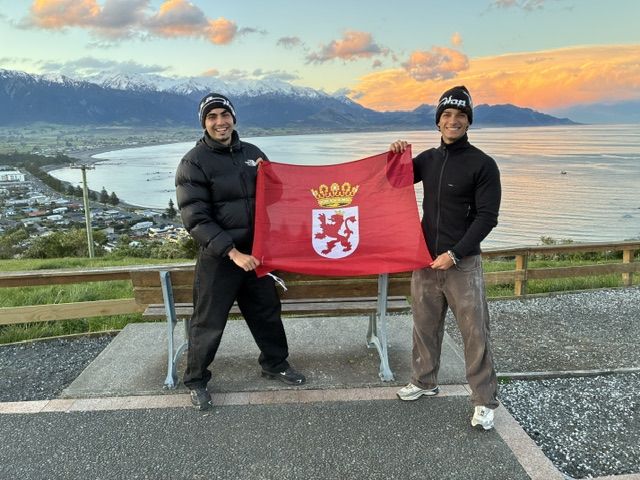 Nizan y Javier posan con una bandera de León en un mirador de Kaikoura. | L.N.C. Nizan y Javier posan con una bandera de León en un mirador de Kaikoura. | L.N.C.