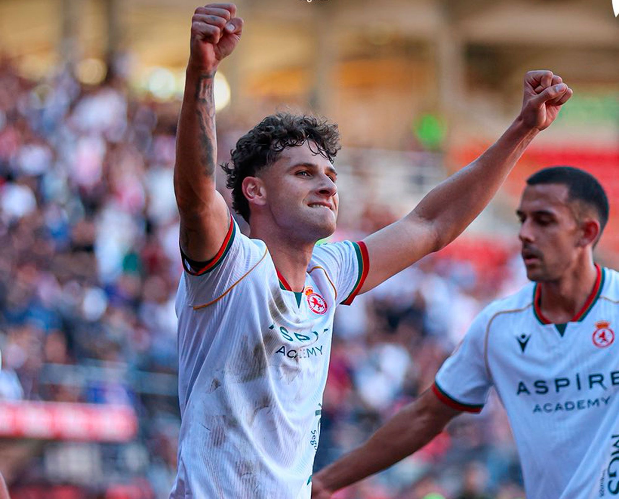 El delantero de la Cultural, Delgado, celebra uno de sus goles. | CYD