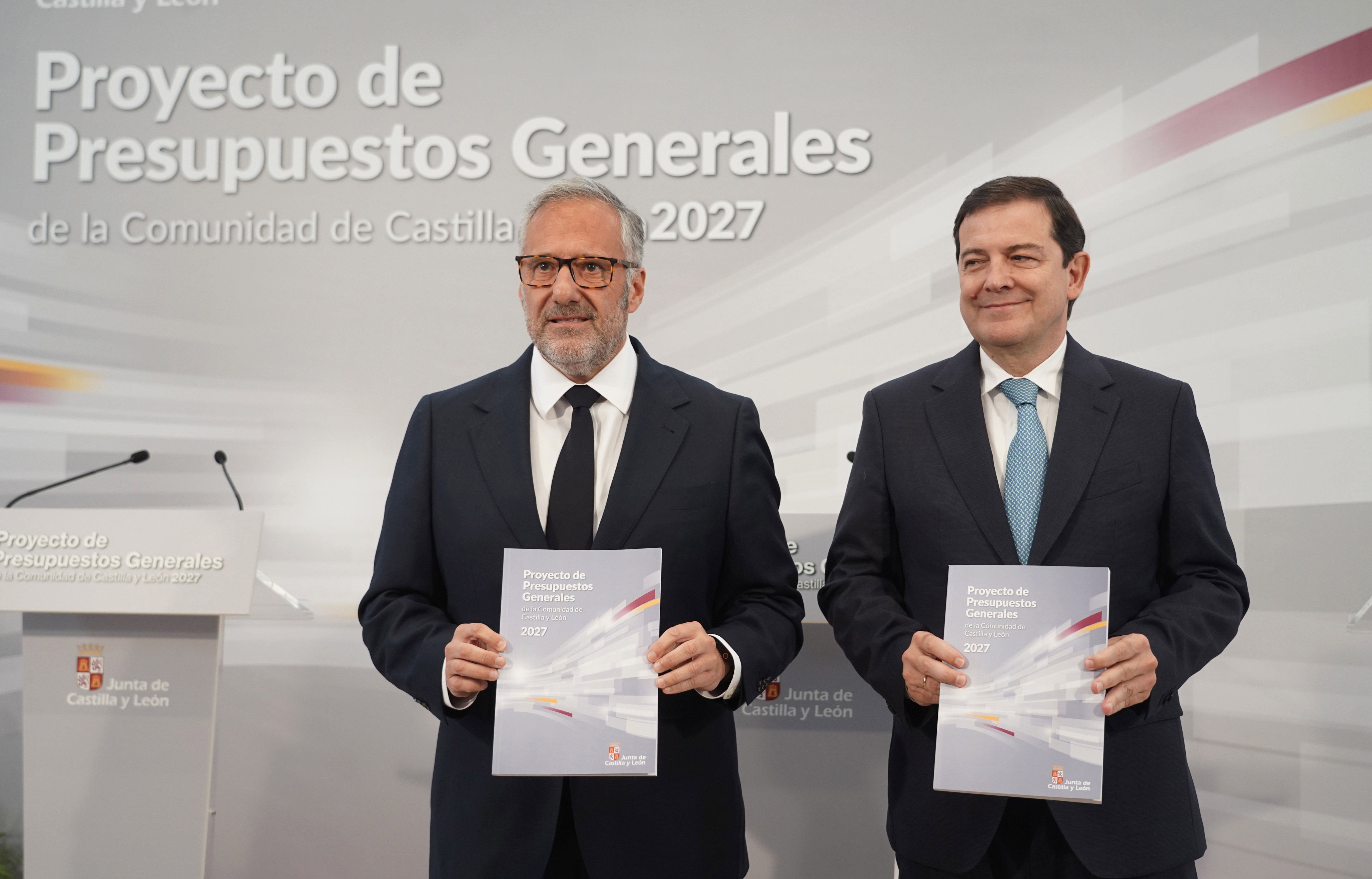 El presidente de la Junta, Alfonso Fernández Mañueco, y el vicepresidente primero, Carlos Pollán, presentan los presupuestos de Castilla y León para 2027. | ICLA