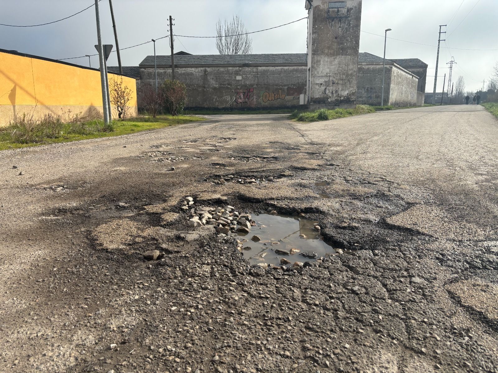 Uno de los múltiples baches por las calles del barrio de Fuentesnuevas. | JAVIER FERNÁNDEZ