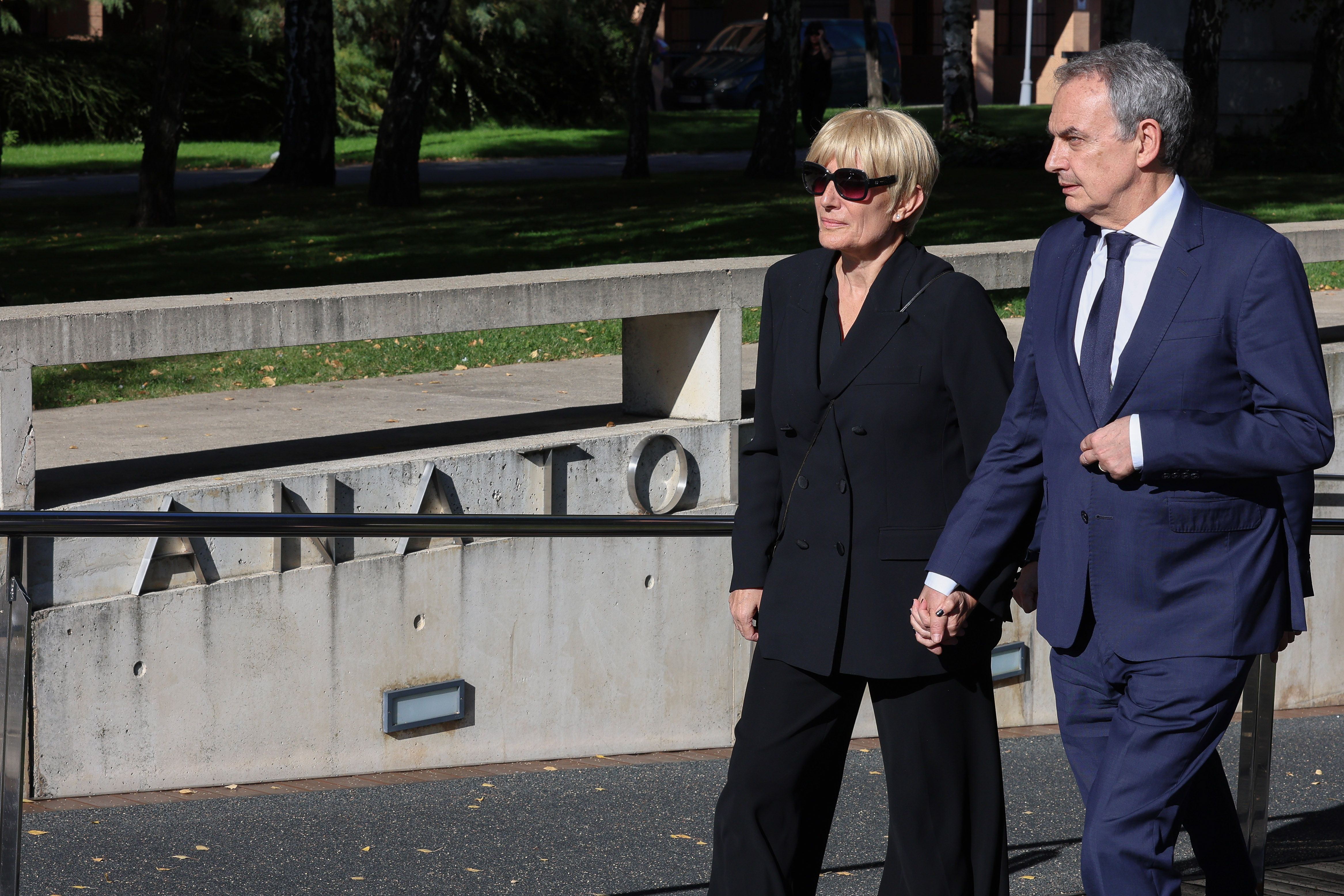 Zapatero y Sonsoles, en el tanatorio de León para despedirse del padre del expresidente. | CAMPILLO (ICAL)