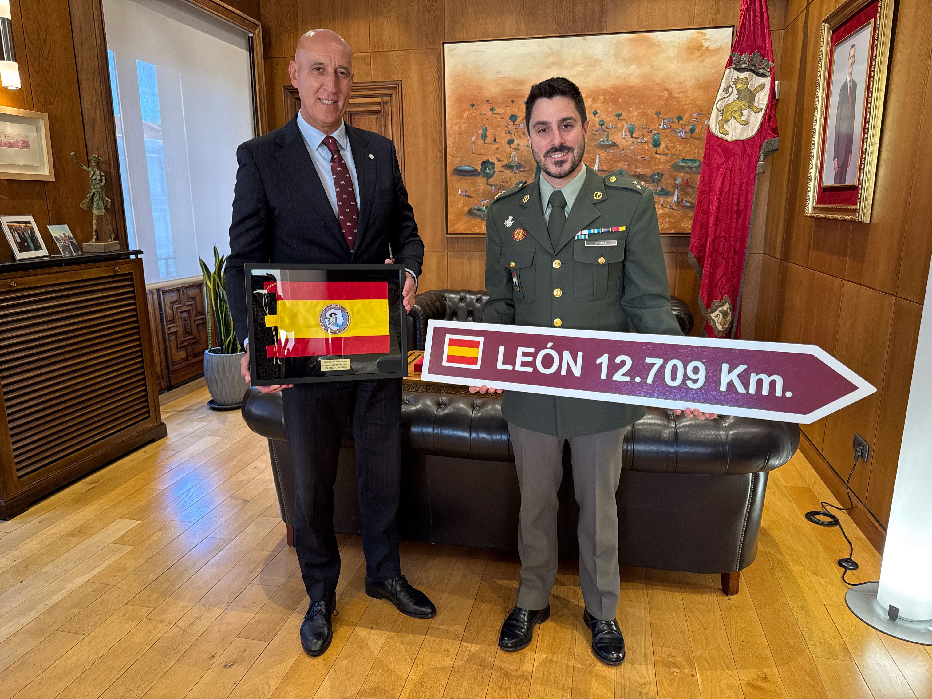 El capitán Guillermo Jiménez del Contingente Antártico, recibido por el alcalde de León. | L.N.C.