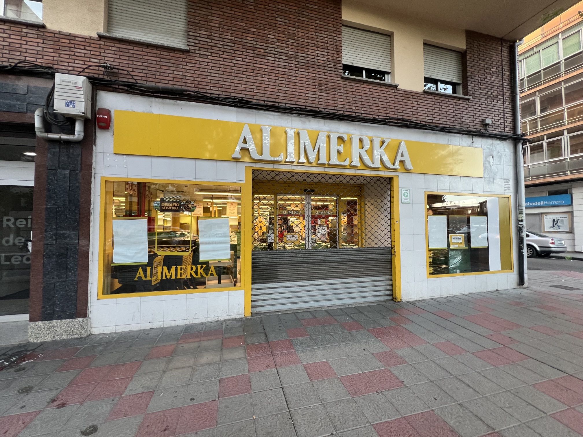 Fachada del supermercado de Alimerka en la avenida Reino de León, cerrado definitivamente