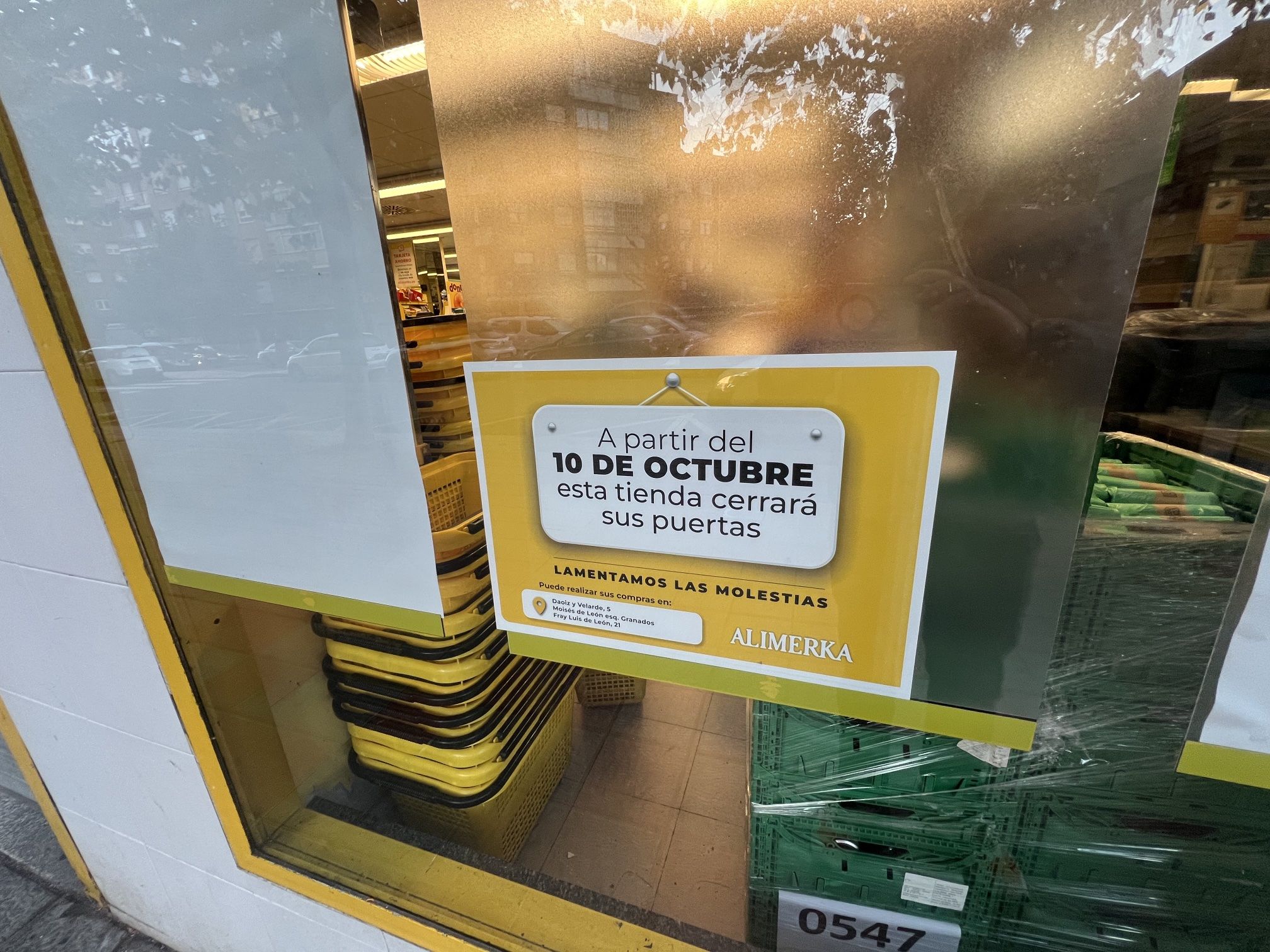 Cartel que anuncia el cierre del supermercado de Alimerka de Reino de León a partir del 10 de octubre