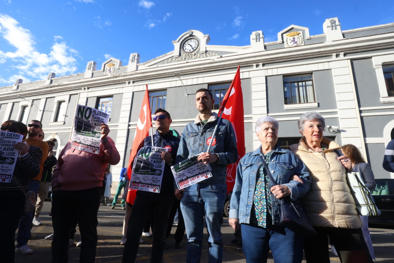 Concentración en contra del cierre del centro de formación de Adif en León