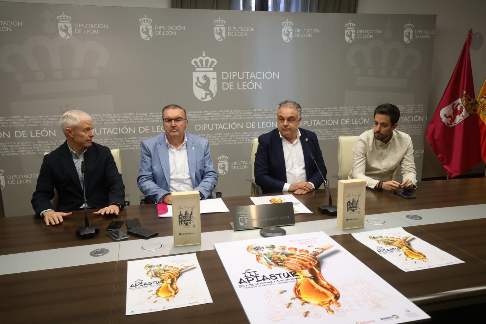 Juan José Alonso, Roberto Aller, José Luis Nieto y Jonatan Garrote presentan la feria de la miel en la Diputación de León. | FERNANDO OTERO