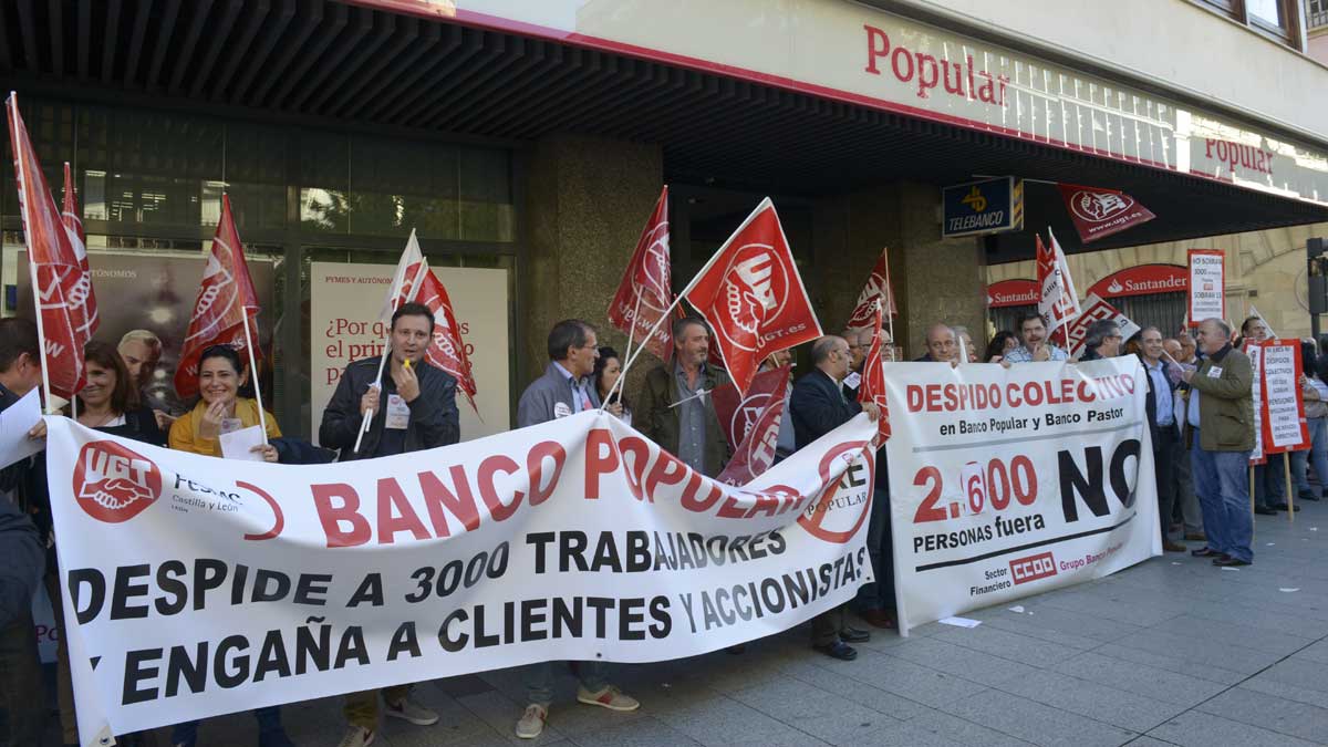 Concentración de trabajadores ante el Banco Popular, el pasado octubre. | MAURICIO PEÑA