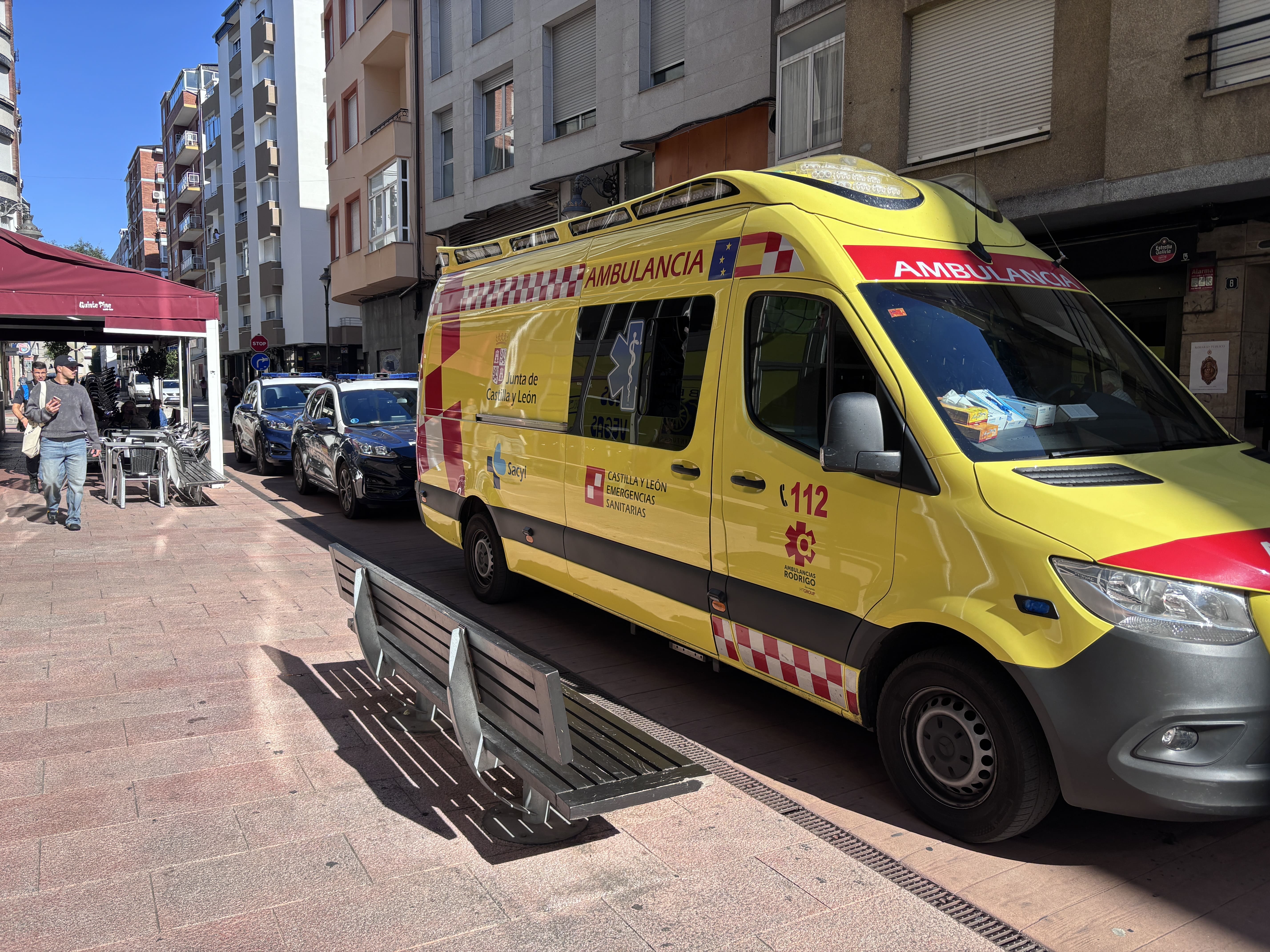 Ambulancia en el exterior del establecimiento, en el centro de Ponferrada. | JAVIER FERNÁNDEZ