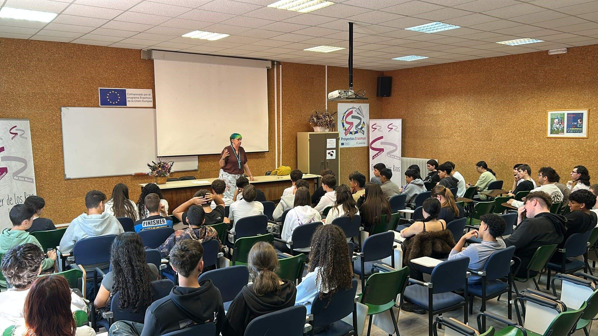 Chiki Fabregat se dio cita con el alumnado leonés en el marco del festival Quimeras. | L.N.C.