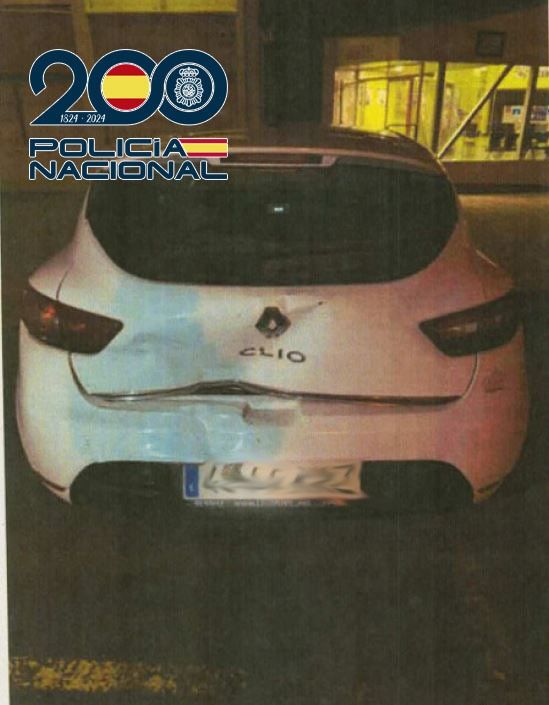 Estado en el que quedó el vehículo de la víctima tras los intentos de ser arrollada. | L.N.C. Estado en el que quedó el vehículo de la víctima tras los intentos de ser arrollada. | L.N.C.