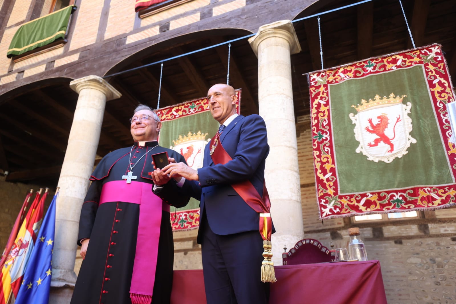 La Diócesis de León recibe la Medalla de Oro de la ciudad. | FERNANDO OTERO