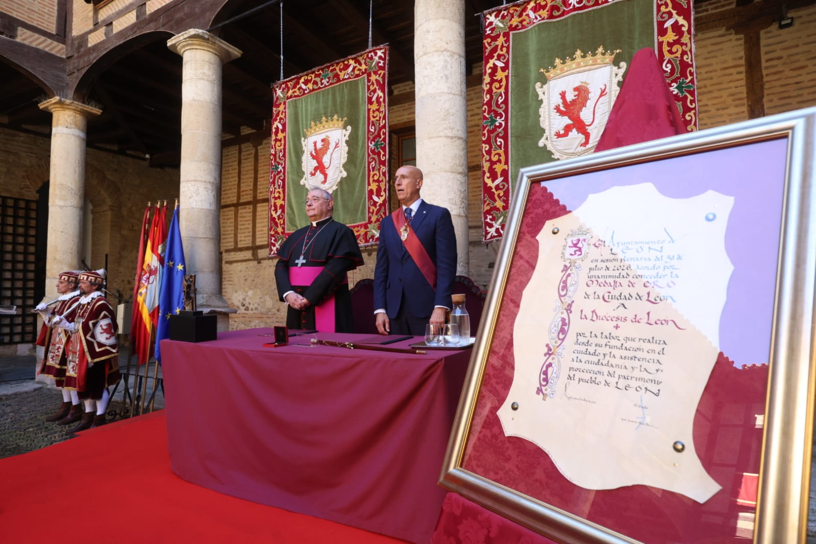 La Diócesis de León recibe la Medalla de Oro de la ciudad. | FERNANDO OTERO