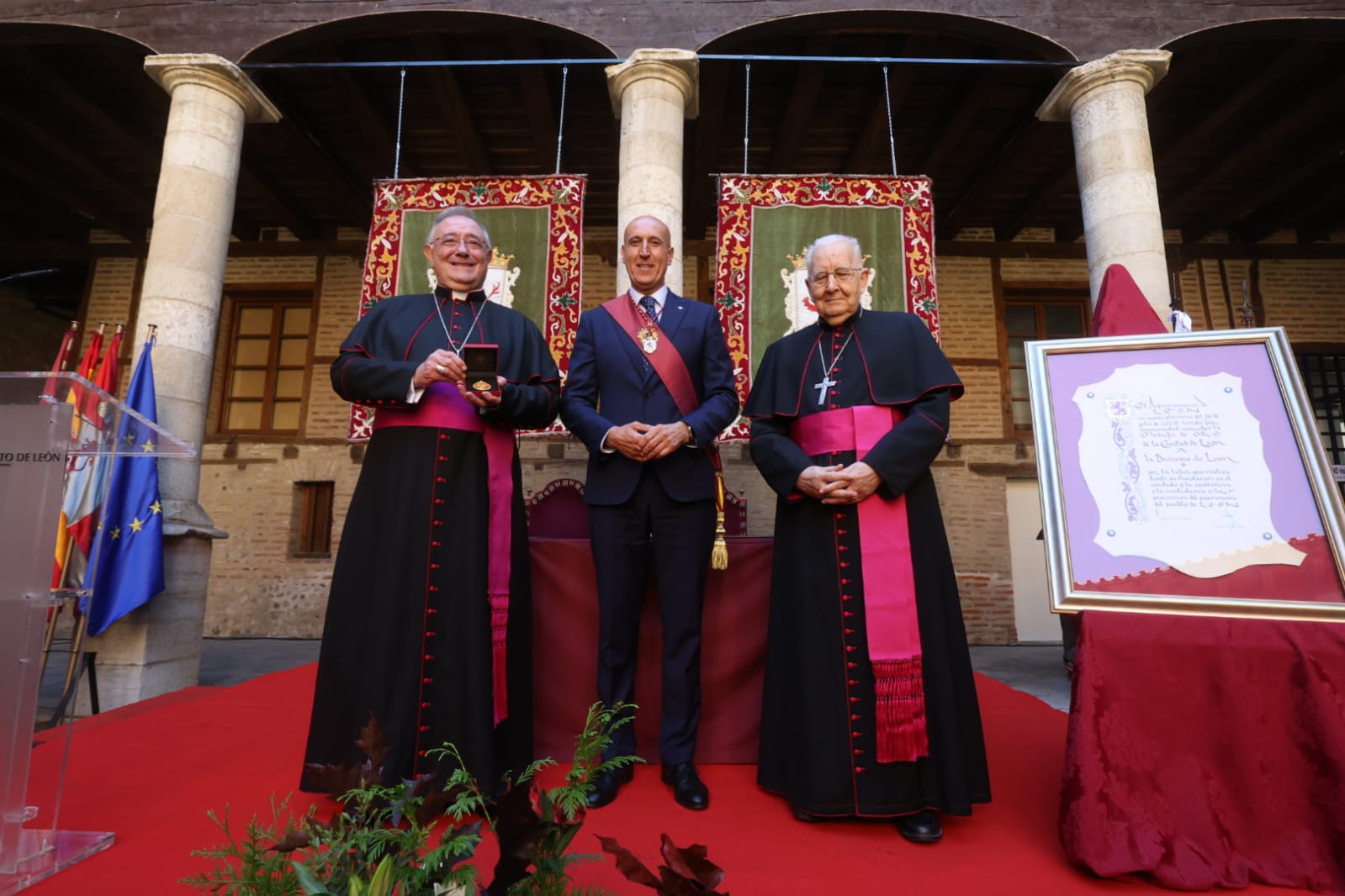La Diócesis de León recibe la Medalla de Oro de la ciudad. | FERNANDO OTERO