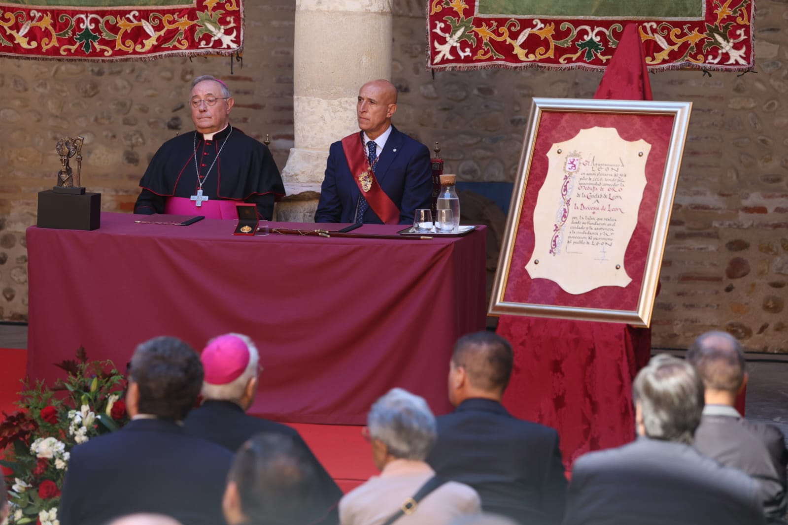 La Diócesis de León recibe la Medalla de Oro de la ciudad. | FERNANDO OTERO