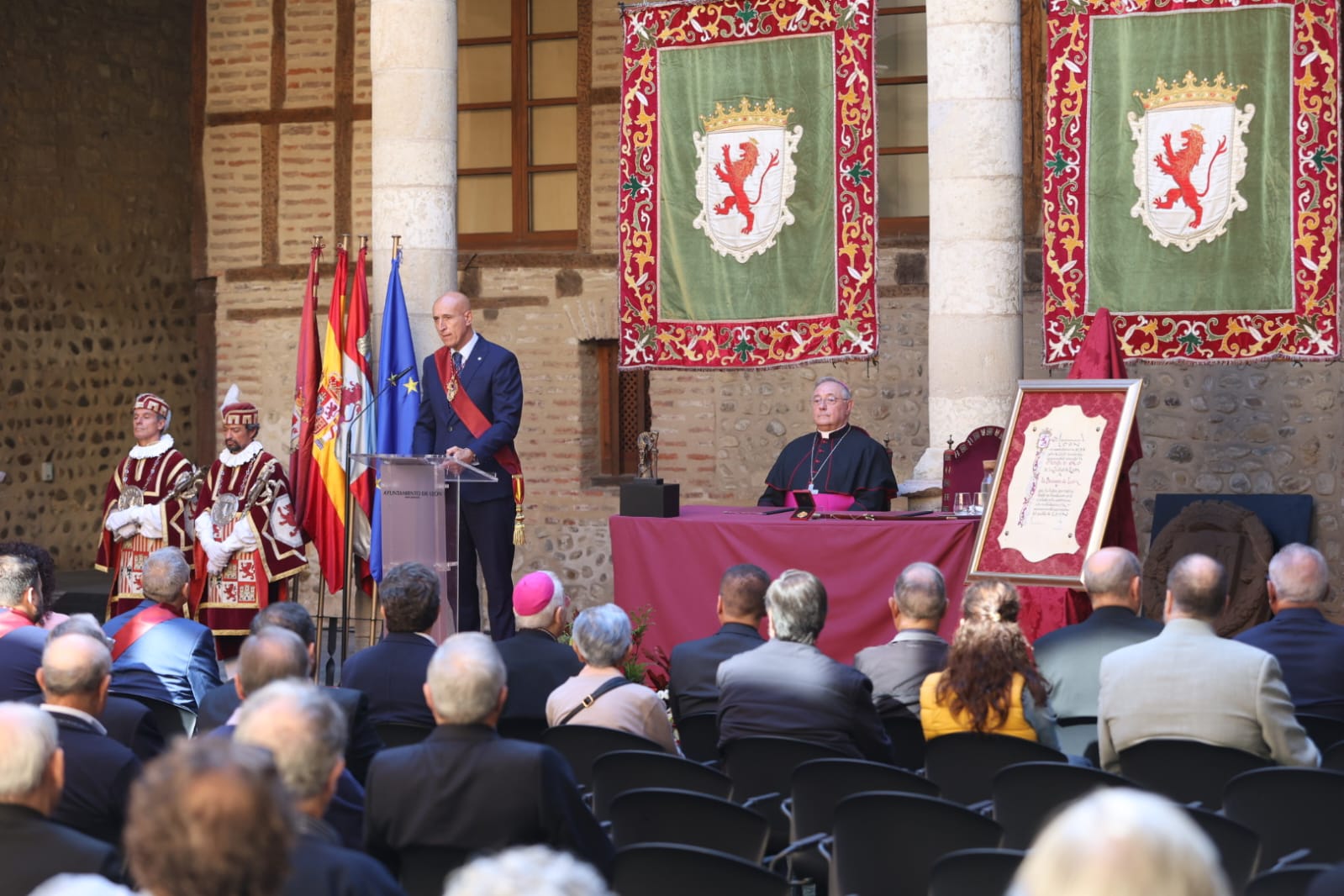 La Diócesis de León recibe la Medalla de Oro de la ciudad. | FERNANDO OTERO