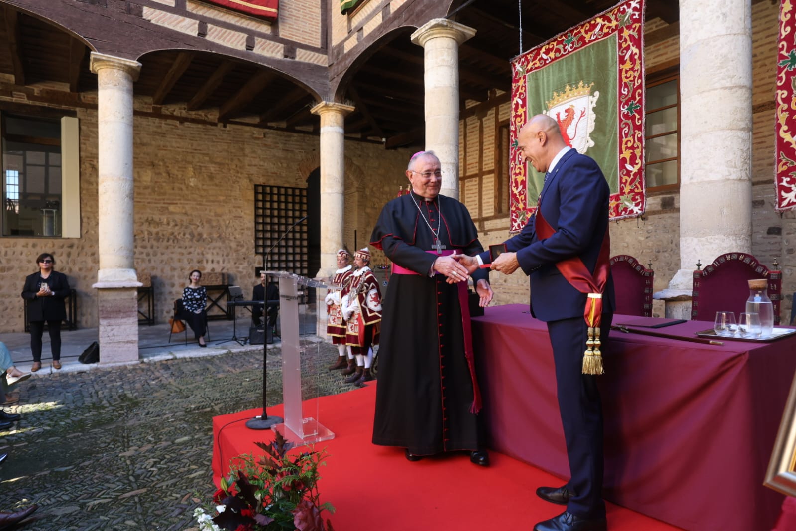 La Diócesis de León recibe la Medalla de Oro de la ciudad. | FERNANDO OTERO