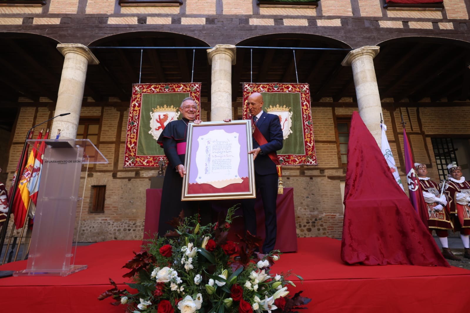La Diócesis de León recibe la Medalla de Oro de la ciudad. | FERNANDO OTERO