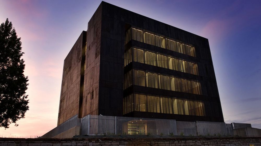 Imagen exterior del edificio de oficinas de Adif de la calle Gómez de Salazar. | L.N.C.