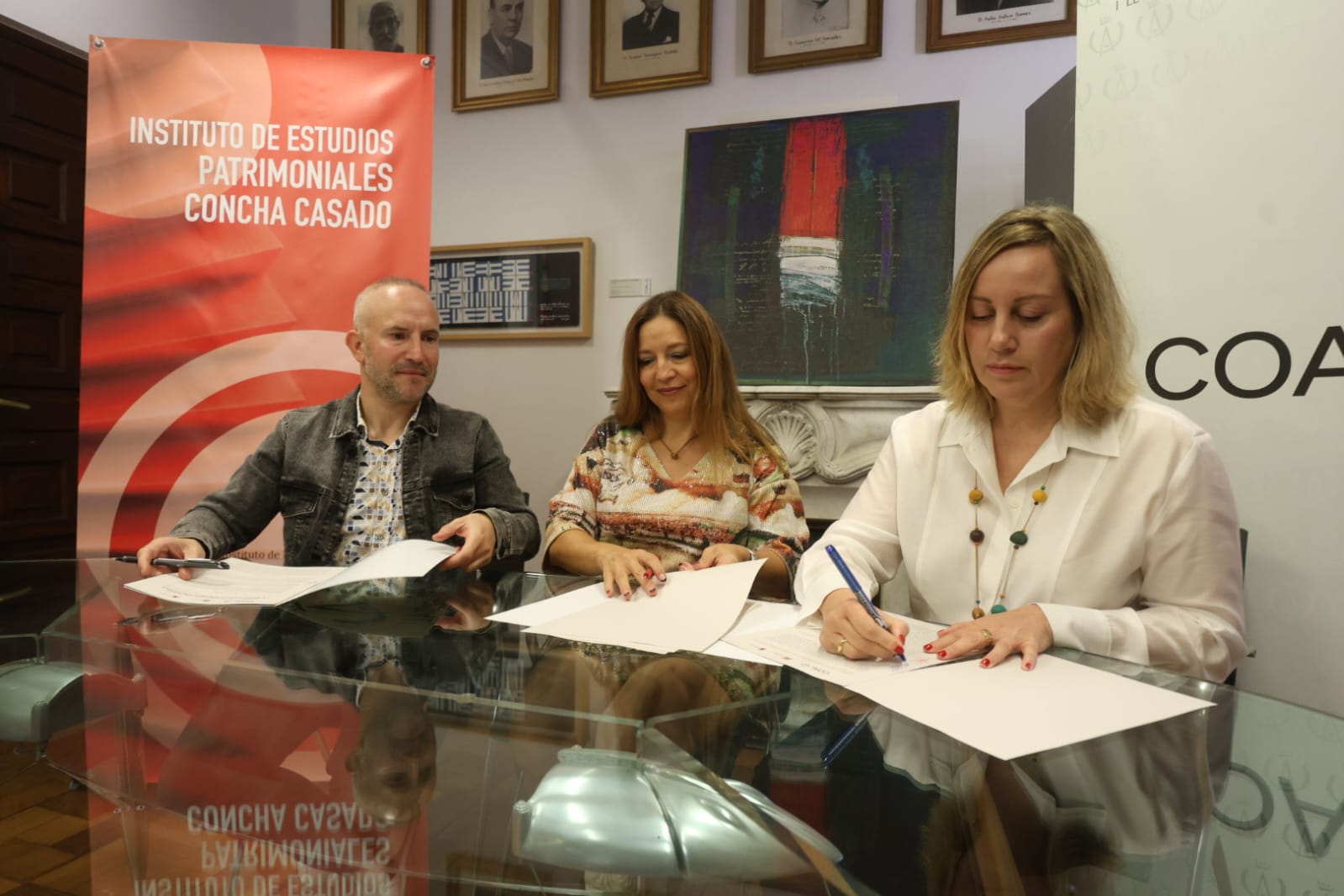 Un instante de la firma del convenio entre el Coal, Funcoal y el Instituto Concha Casado. | FERNANDO OTERO
