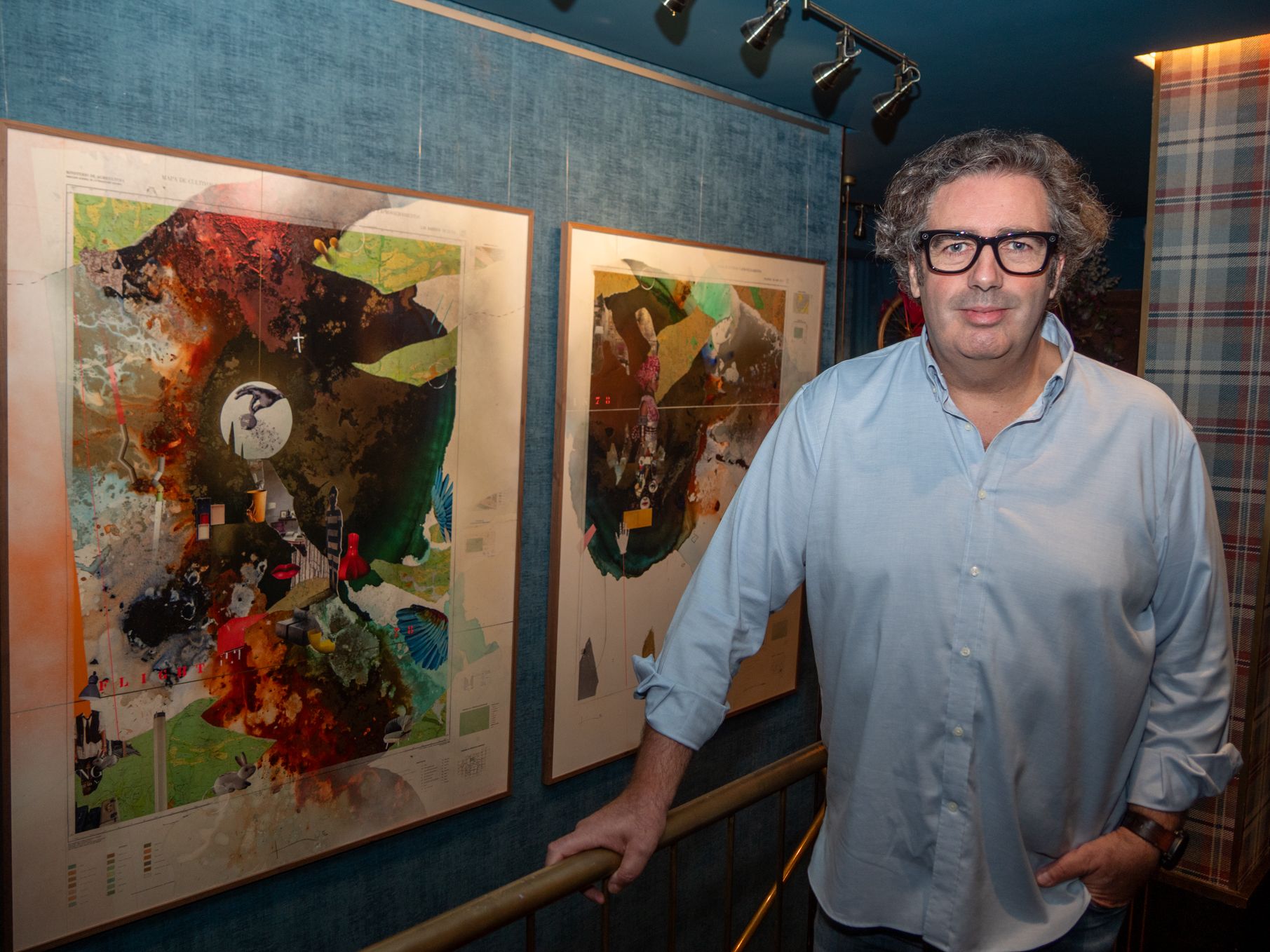 Gonzalo Prieto ante dos obras de la exposición. | VICENTE GARCÍA