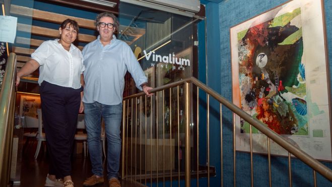 El artista junto a Romina, la gerente de Amarone Vinalium.VICENTE GARCÍA El artista junto a Romina, la gerente de Amarone Vinalium.VICENTE GARCÍA