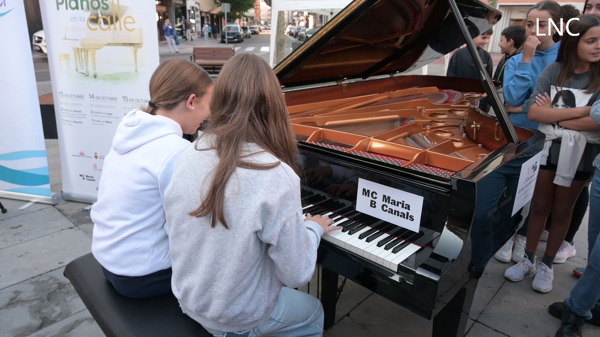 El piano de cola cambia los grandes auditorios por las calles de León