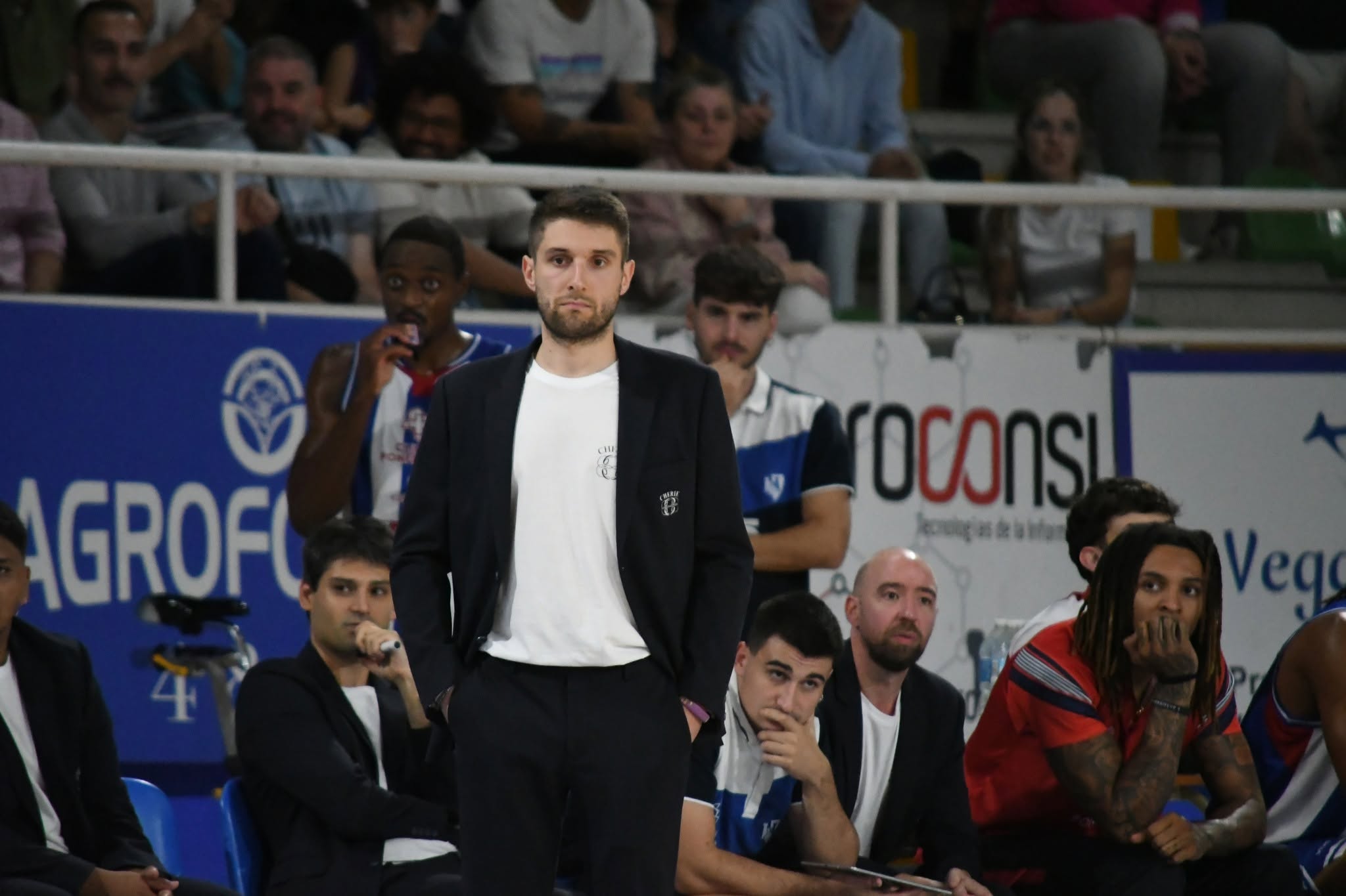 Samu Conde durante el debut del equipo en liga ante SBA. REDBLANQUIAZUL