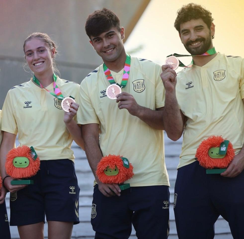 De izquierda a derecha Sofía Álvarez, Marcos Arias y Sergio Menéndez, con las medallas de bronce por equipos en el Mundial de Paraguay. RFEP
