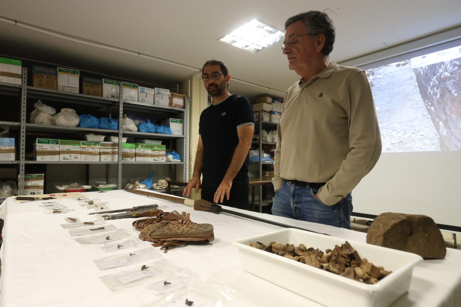 Eduardo González Gómez de Agüero y Carlos Fernández han presentado los hallazgos arqueológicos. | FERNANDO OTERO