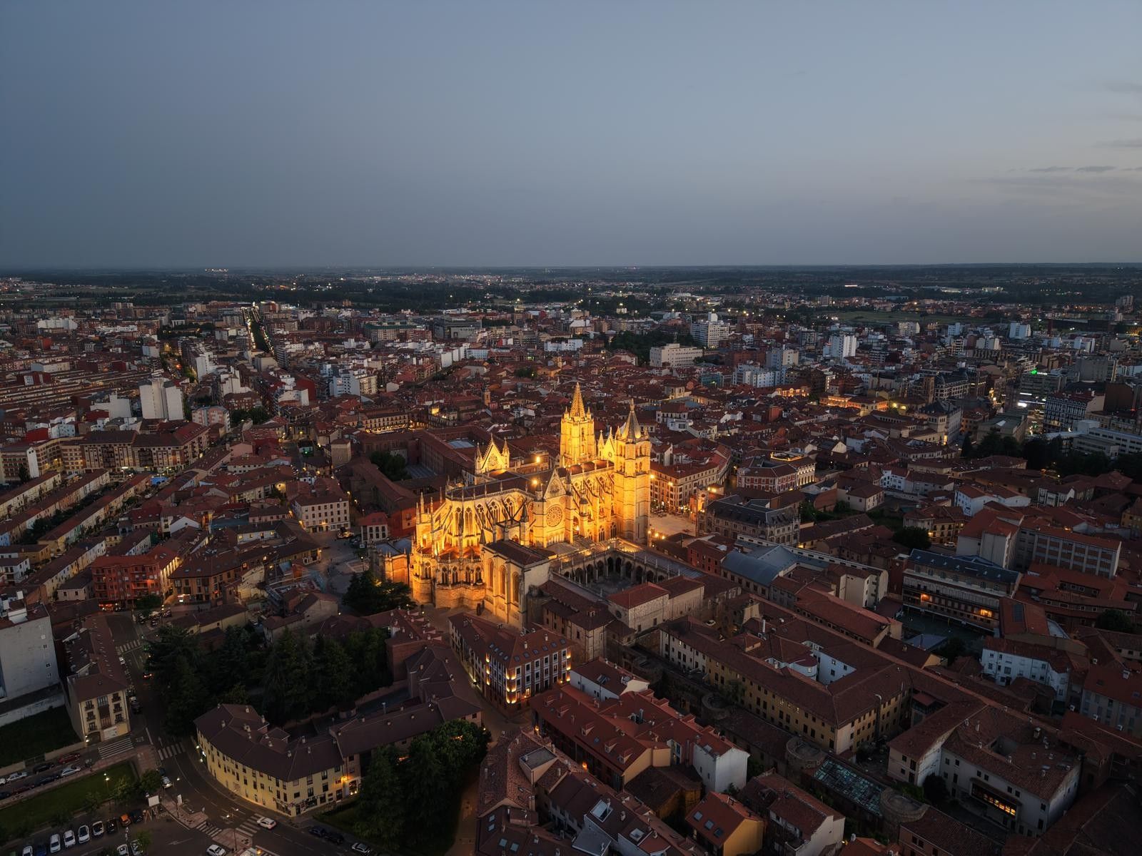 Imagen aérea de la Catedral de León iluminada