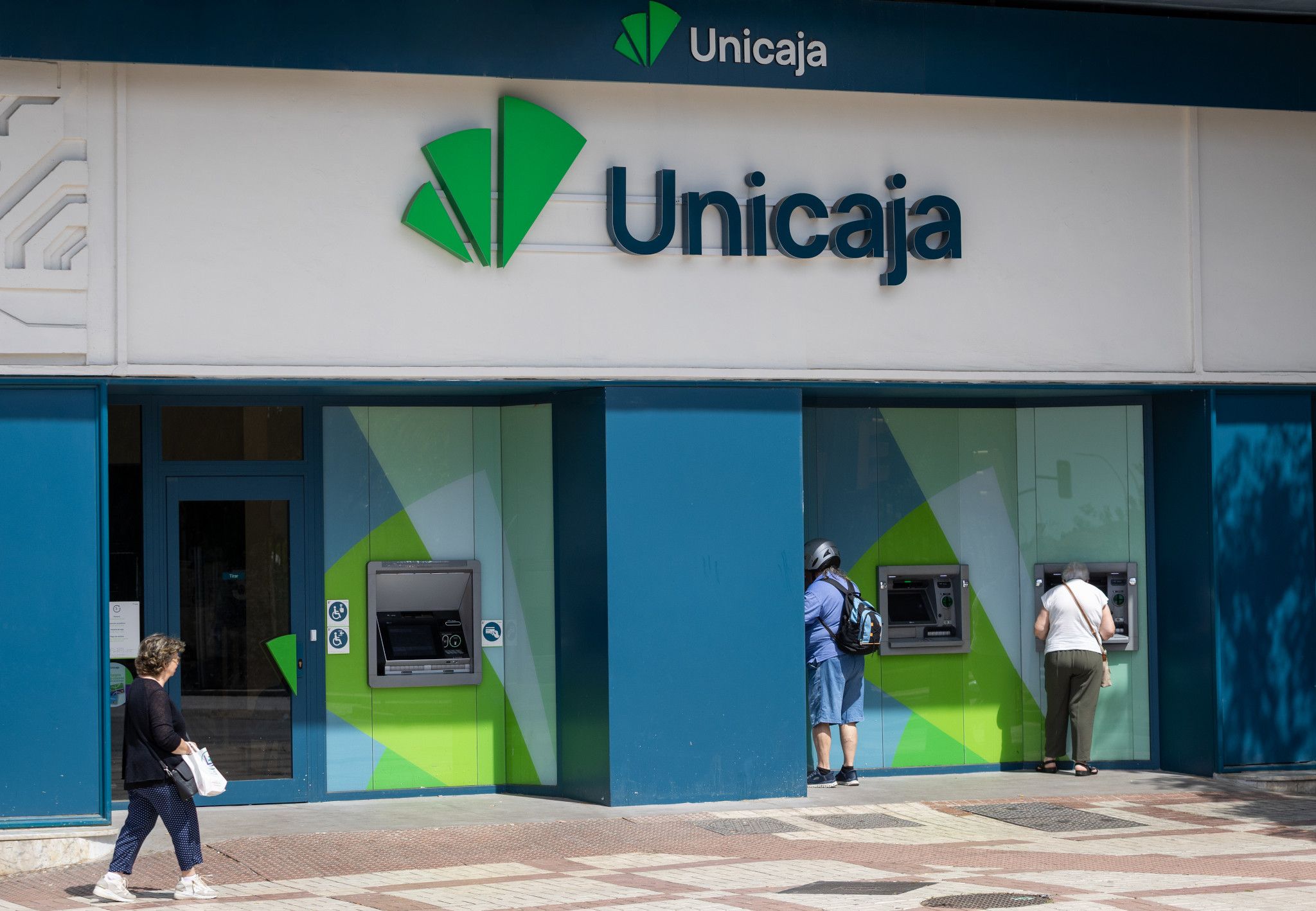Oficina de Unicaja con cajeros automáticos