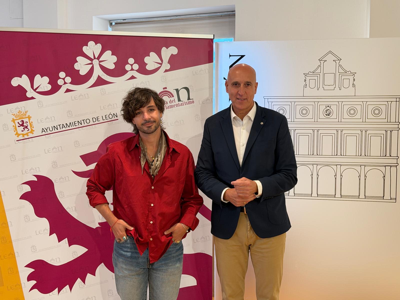 Polo Nández estuvo acompañado de José Antonio Diez durante el anuncio de su participación en el Benidorm Fest. | SAÚL ARÉN