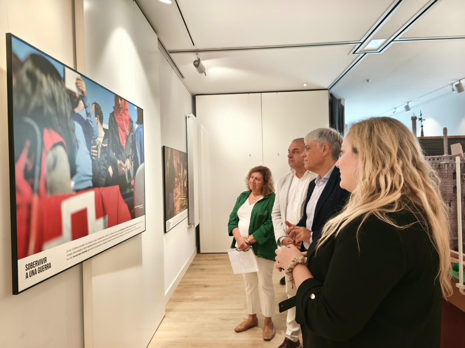 Las autoridades visitando la muestra. | L.N.C.