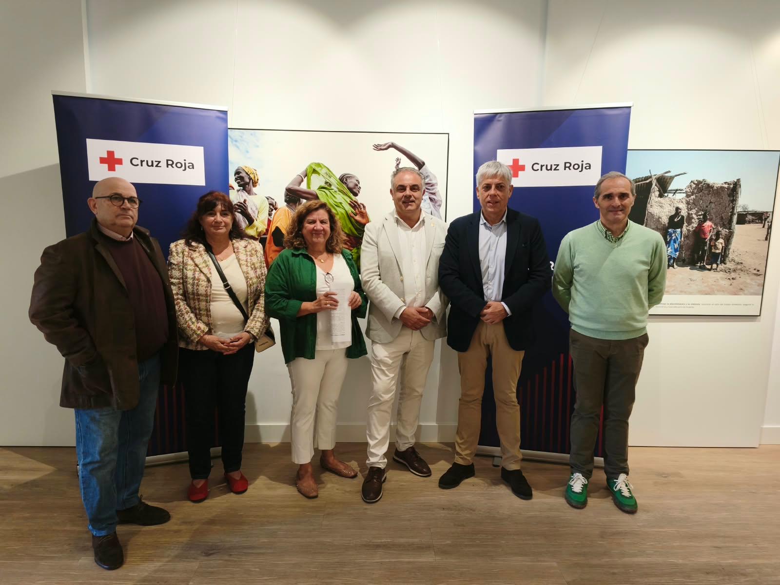 Inauguración de la exposición 'Mujeres del Mundo' en la Biblioteca Municipal de Astorga. | L.N.C.
