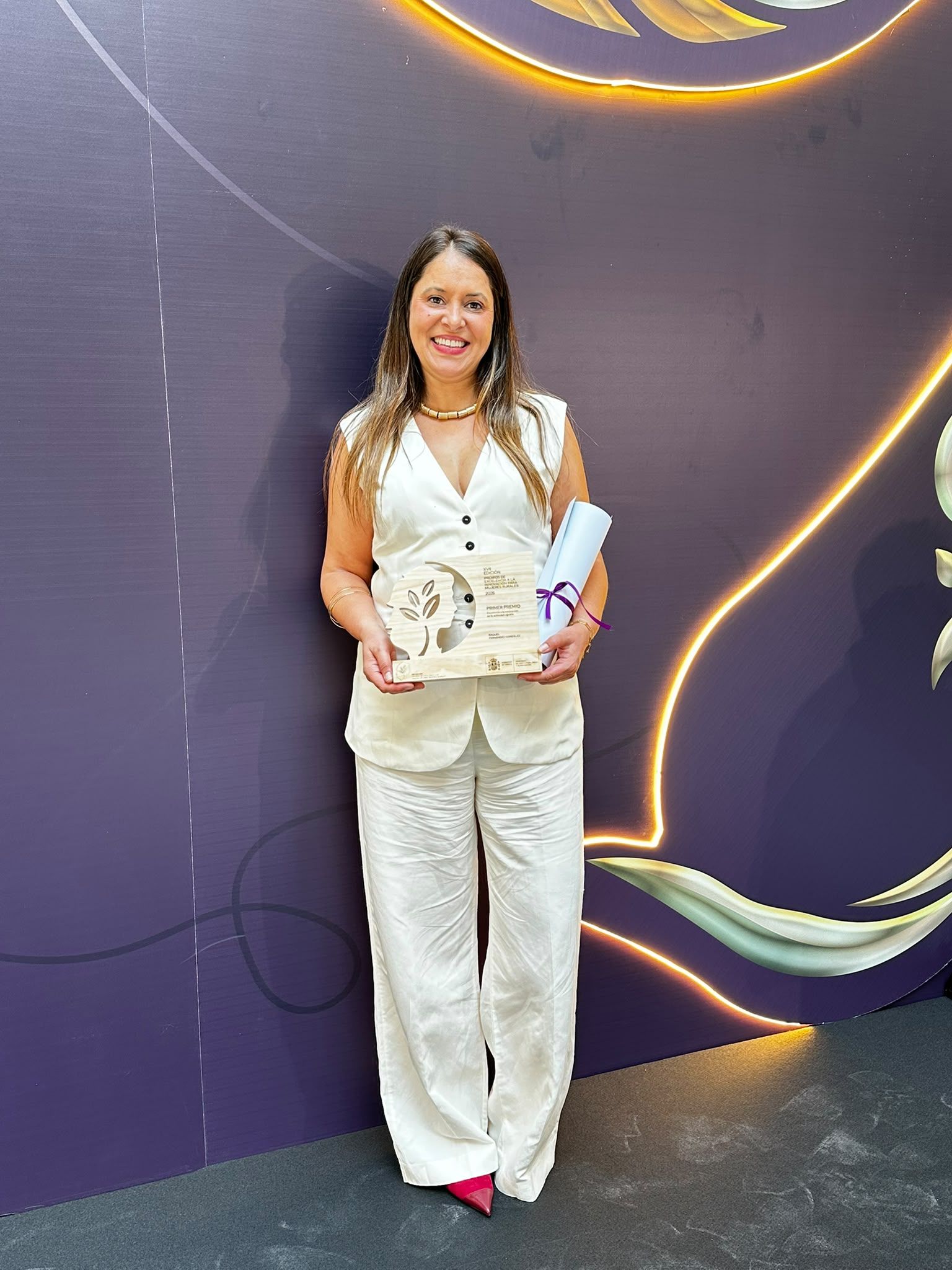 La apicultora leonesa Raquel Fernández con el galardón que recogió este jueves en Madrid. | L.N.C.