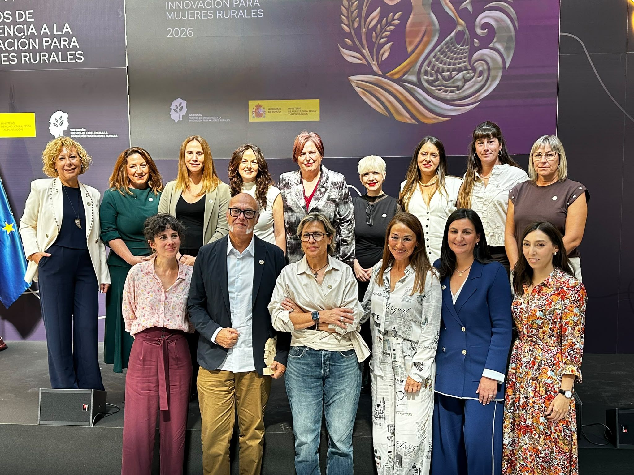 Foto de familia de las galardonadas junto con la secretaria de Estado de Agricultura, Begoña García. | L.N.C. Foto de familia de las galardonadas junto con la secretaria de Estado de Agricultura, Begoña García. | L.N.C.