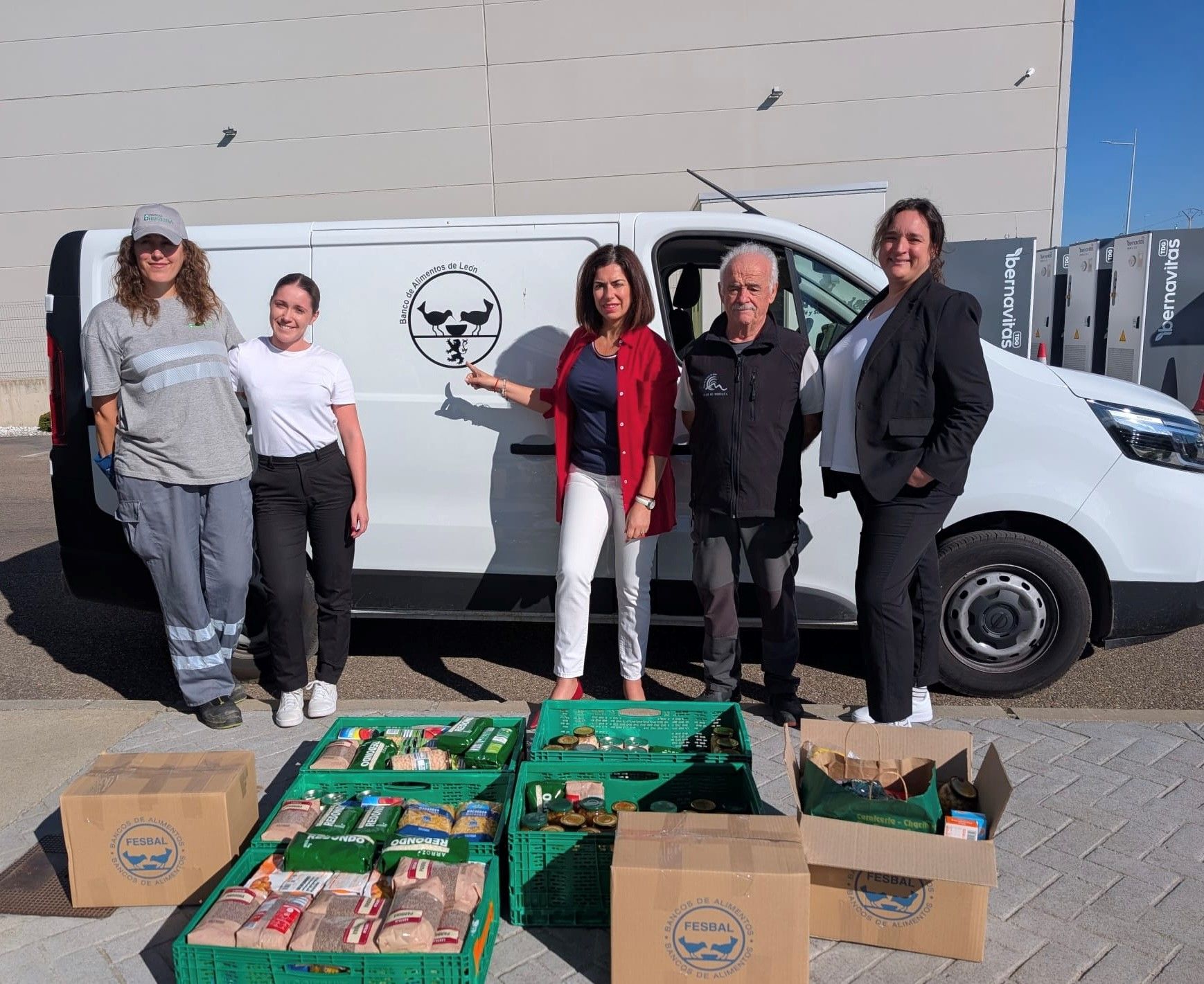 Entrega de alimentos de Somos Hijolusa al Banco de Alimentos de León
