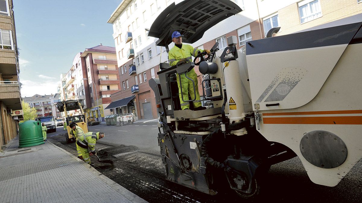 Primeros trabajos del plan de asfaltado de la ciudad de León. | DANIEL MARTÍN