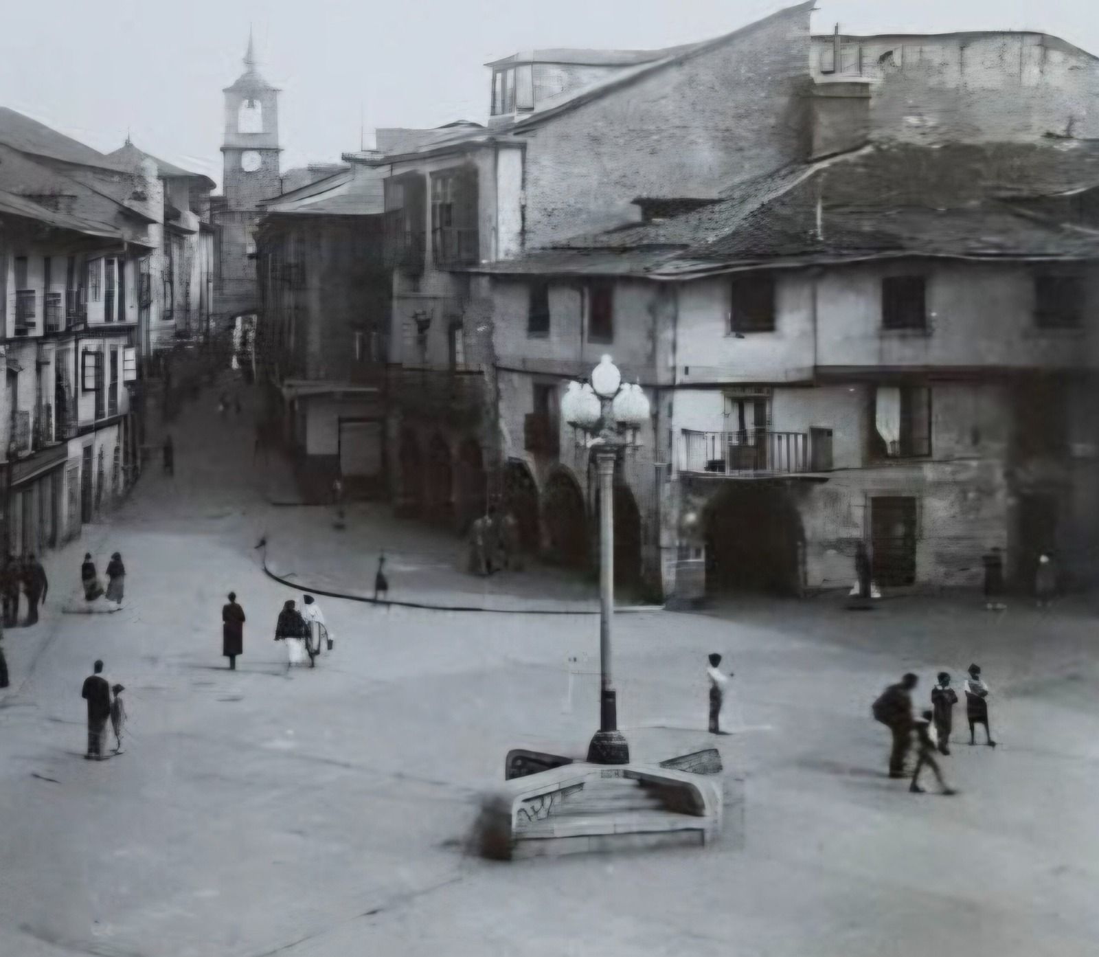 Plaza de la Encina de Ponferrada y la calle de Reloj. Al fondo se encuentra la Torre del Reloj.