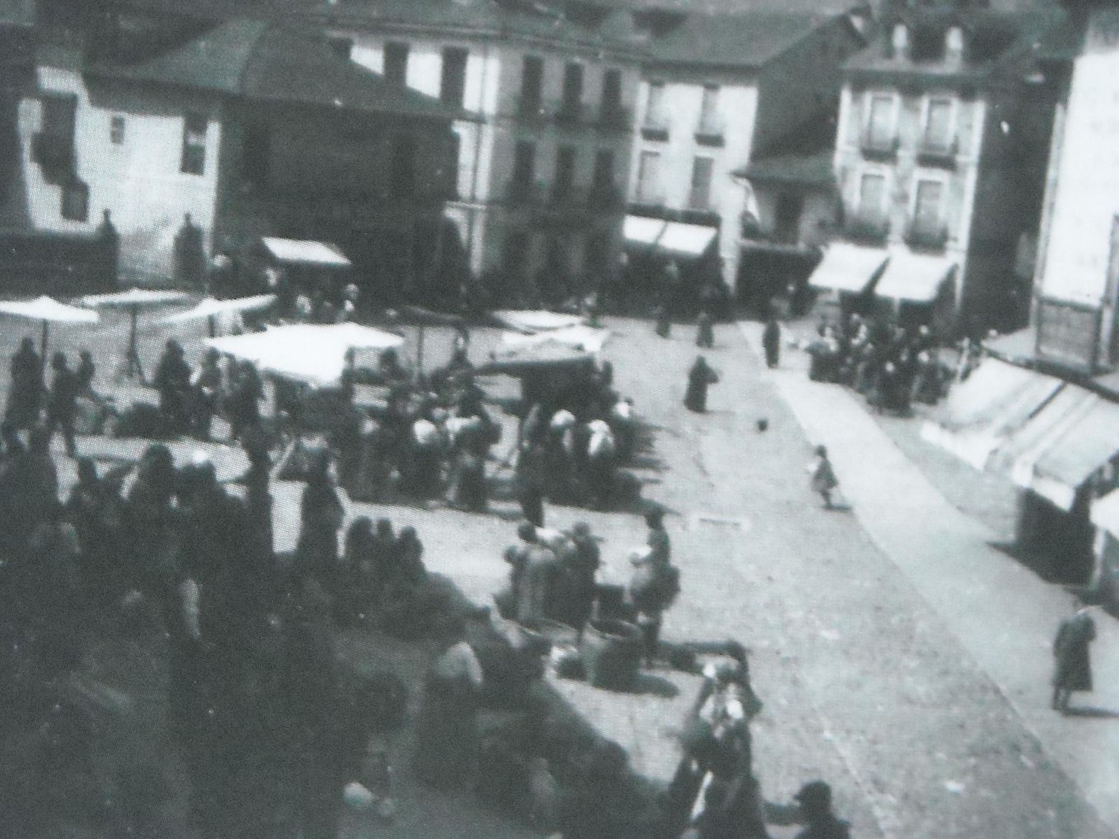 Celebración de un mercado en la plaza de la Encina a principios del siglo XX.