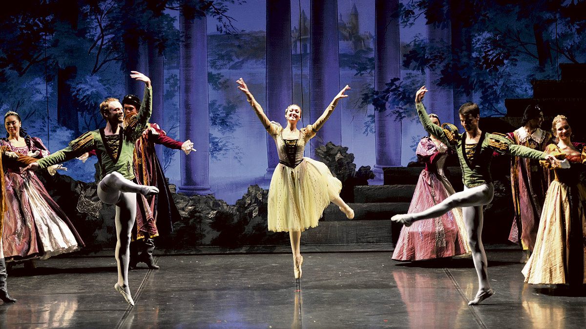 Un momento de la representación de ‘El lago de los cisnes’ que tuvo lugar ayer en el Auditorio por parte de la formación que dirige Sergei Radchenko. | DANIEL MARTÍN