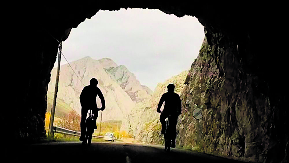 Imagen Detalle de la MTB Moom a su paso por el municipio de Sena de Luna.  | MTB MOON