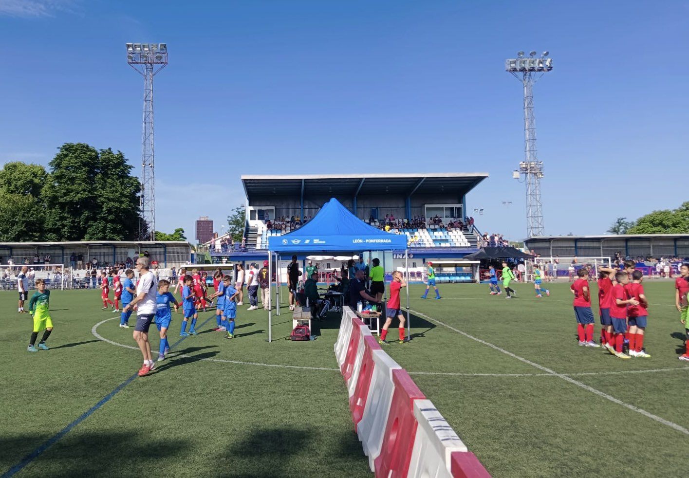 El campo de fútbol de Compostilla es uno de los hogares del fútbol base del Bierzo. | SDP