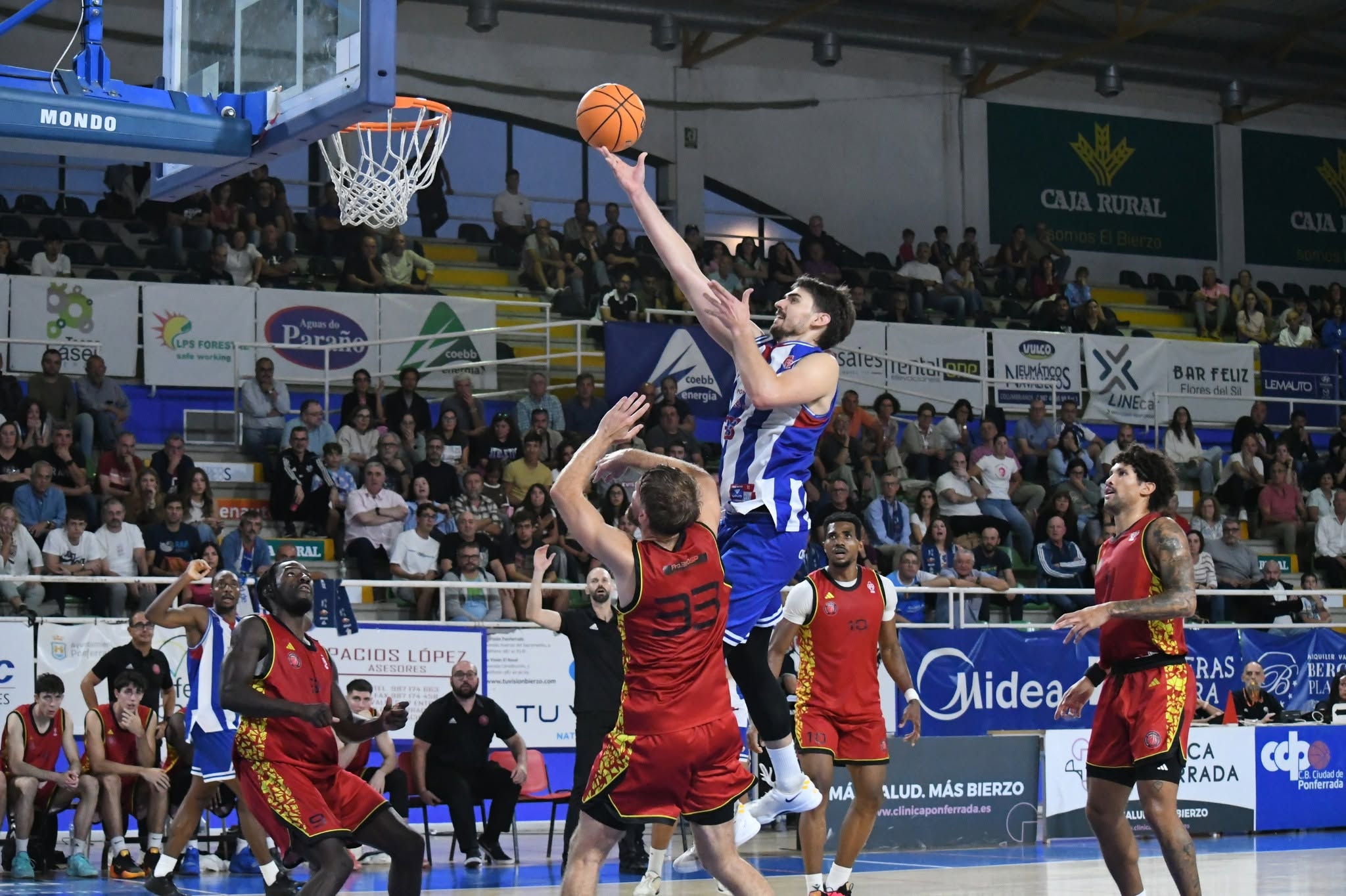 El Clínica Ponferrada afronta su segundo partido de la temporada en el Lydia con la obligación de ganar. REDBLANQUIAZUL El Clínica Ponferrada afronta su segundo partido de la temporada en el Lydia con la obligación de ganar. REDBLANQUIAZUL
