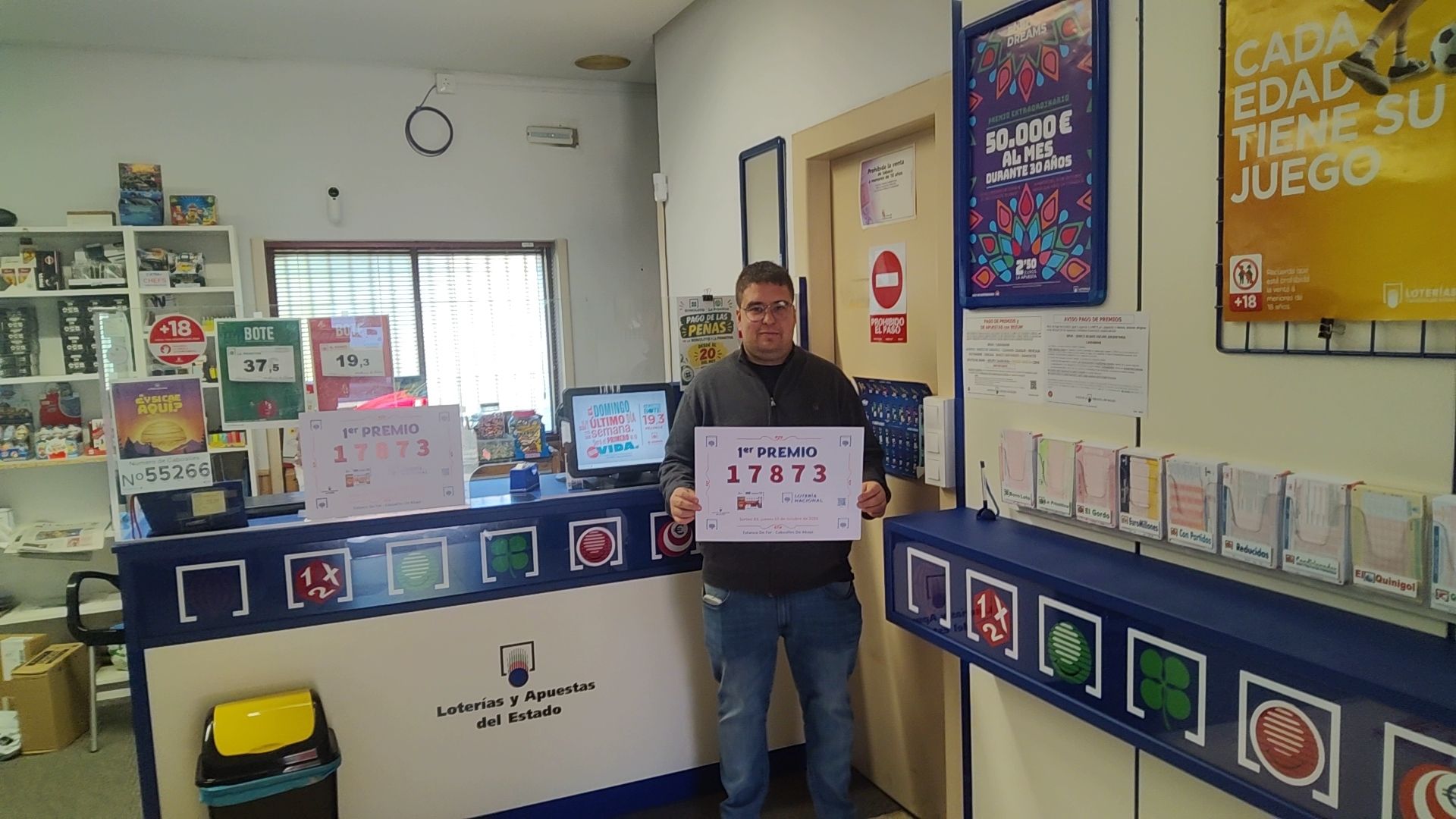 El vendedor del premio, con el cartel que lo acredita