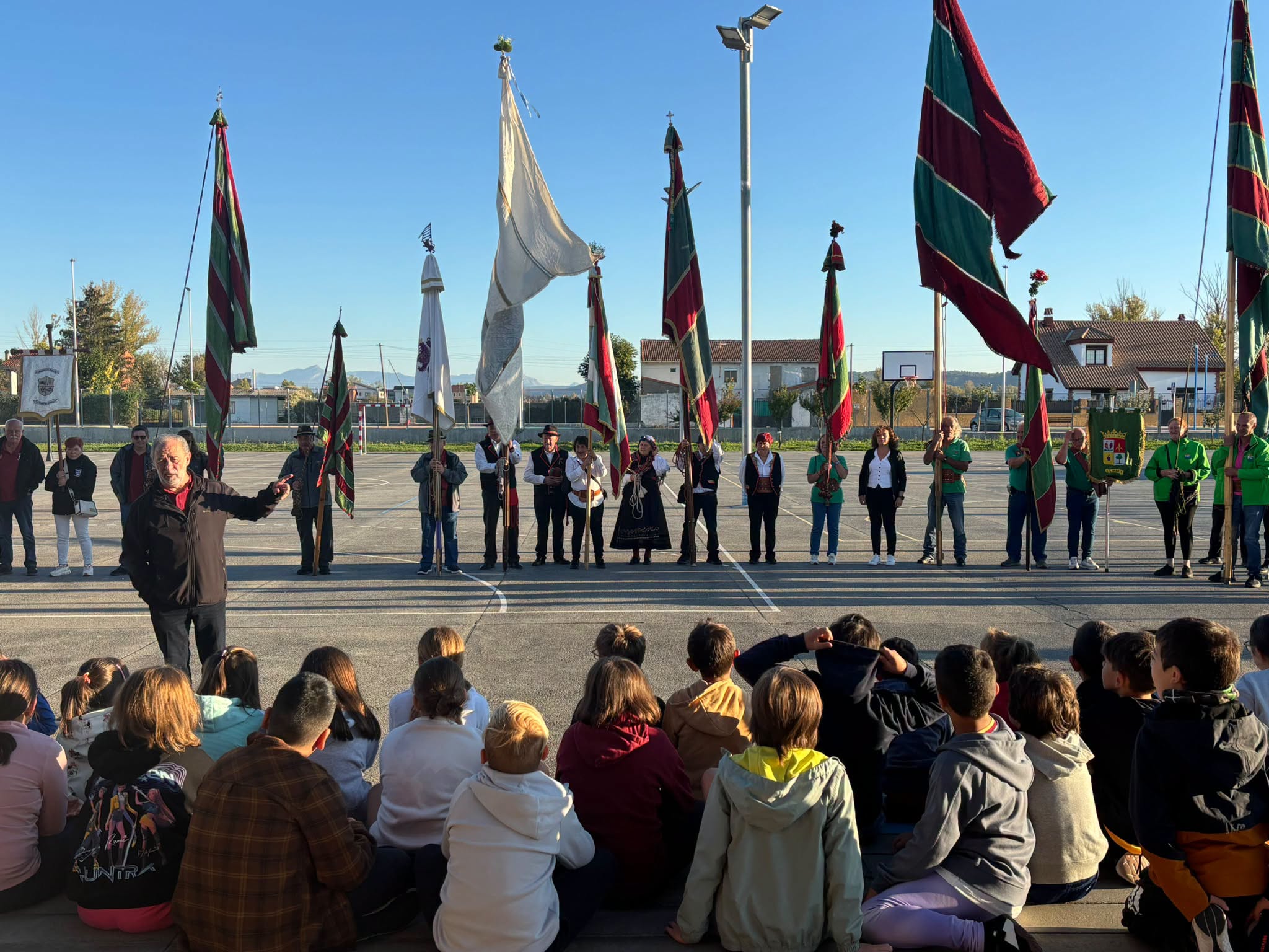 Actividad sobre el manejo de los pendones en el colegio de Villaobispo, dentro de las II Jornadas de Tradición e Identidad Leonesa de Villaquilambre. | L.N.C. Actividad sobre el manejo de los pendones en el colegio de Villaobispo, dentro de las II Jornadas de Tradición e Identidad Leonesa de Villaquilambre. | L.N.C.