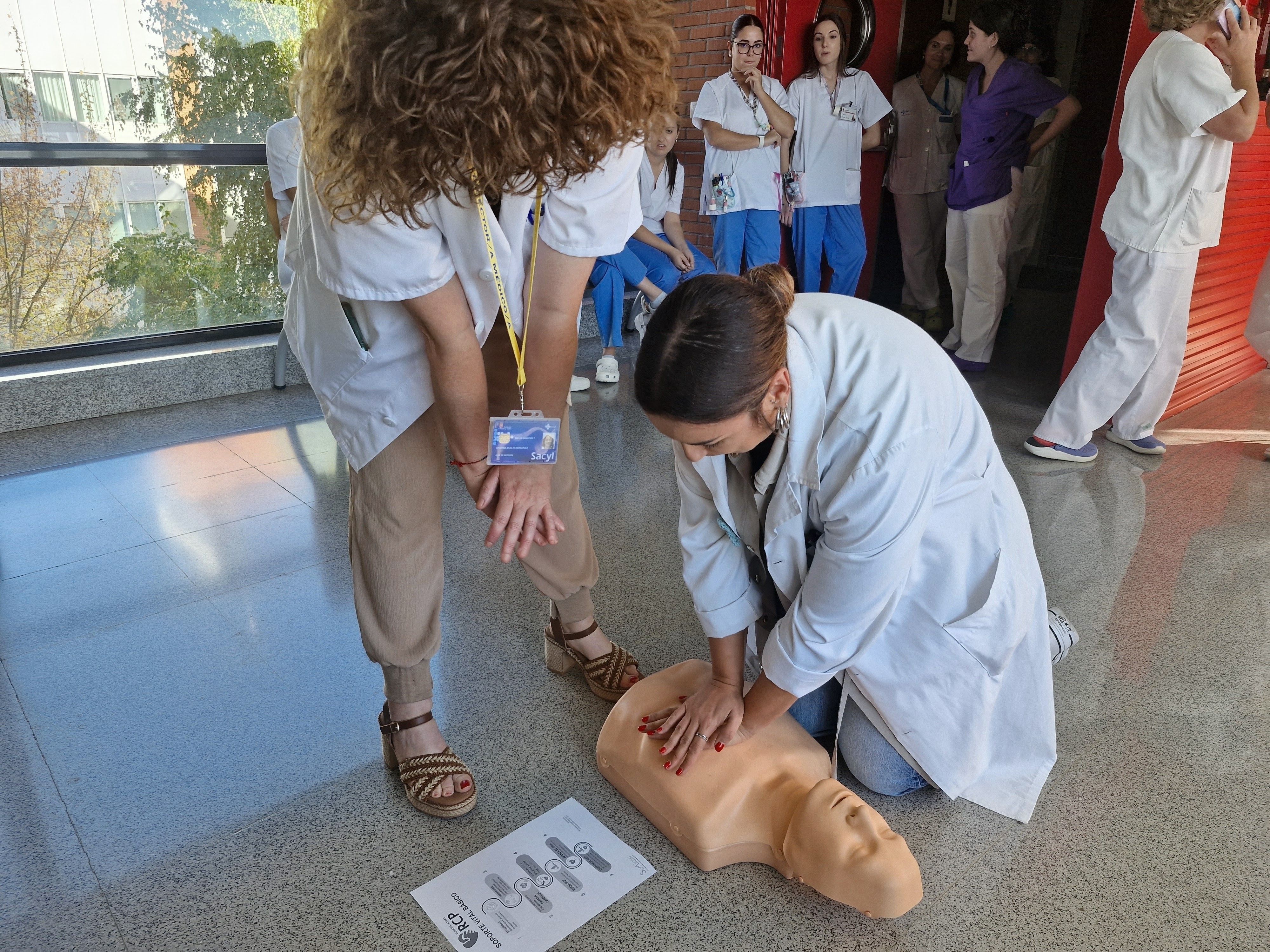 Taller de RCP en el Servicio de Cardiología del Hospital El Bierzo con motivo del Día Mundial de Concienciación ante la Parada Cardiaca.